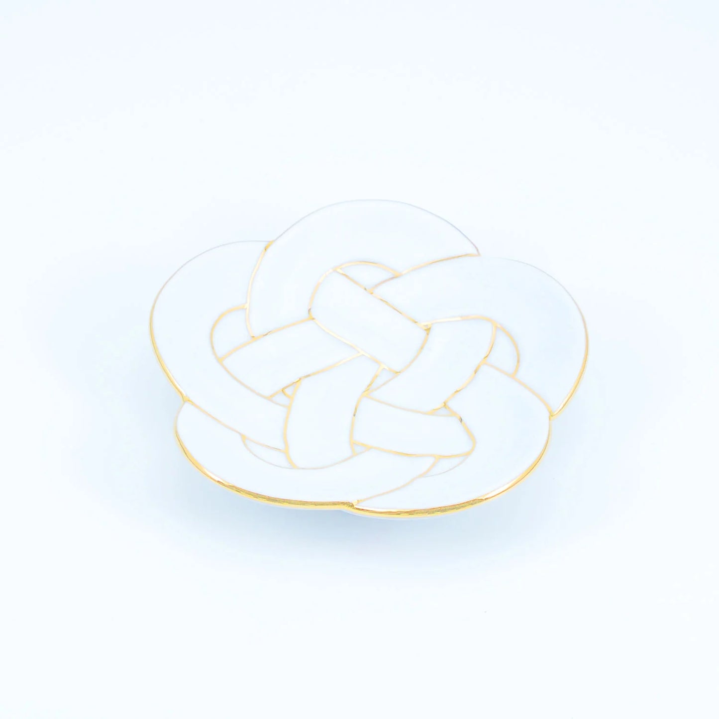 Gold wire plum knot small plate